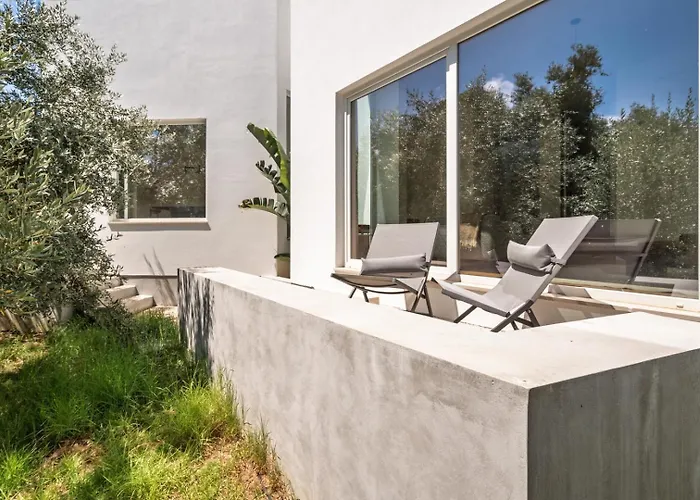 The Hideway, Peaceful Energy & Modern Comfort!