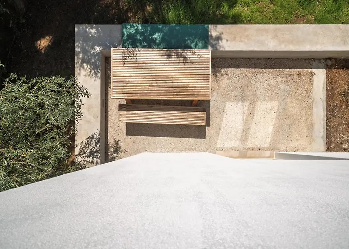 The Hideway, Peaceful Energy & Modern Comfort!